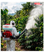Operario usando la fumigadora BEAVER F-420 para fumigacion agricola Equipmaster