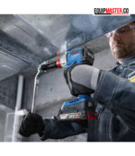 Operario utilizando la llave de impacto Bosch GDX 18V 285 montaje equipmaster